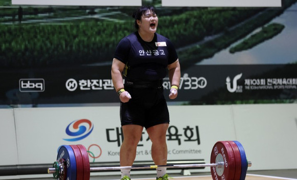 박혜정(고양시청)이 항저우 아시안게임 여자 역도 최중량급(87㎏ 이상)에서 금메달을 목에 걸었다. 사진은 지난해(2022년) 10월 8일 울산 울주군 울산전시컨벤션센터에서 열린 역도 고등부 여자 경기(당시 안산공고 재학)에서 용상 3차 시기 167㎏에 도전하기 전 기합을 넣고 있다. [사진=뉴시스]