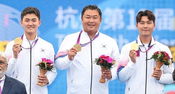 금메달을 목에 걸고 환하게 웃는 김제덕, 오진혁, 이우석(왼쪽부터). 뉴스1