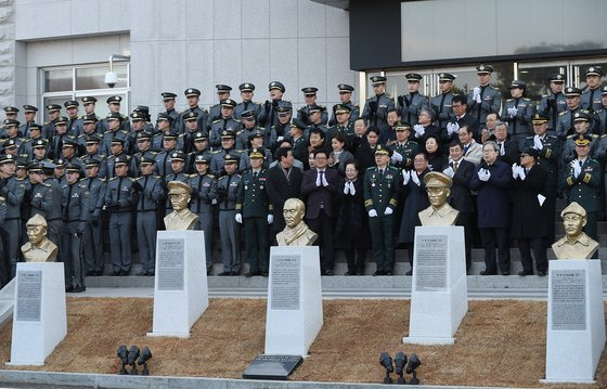 지난 2018년 서울 육군사관학교에서 열린 독립전쟁 영웅 5인 흉상 제막식에서 사관생도와 참석자가 기념사진을 찍고 있다.    육사는 독립전쟁에 일생을 바친 홍범도·김좌진·지청천·이범석 장군, 신흥무관학교를 설립한 이회영 선생의 흉상을 탄피 300㎏을 녹여 제작했다. 연합뉴스