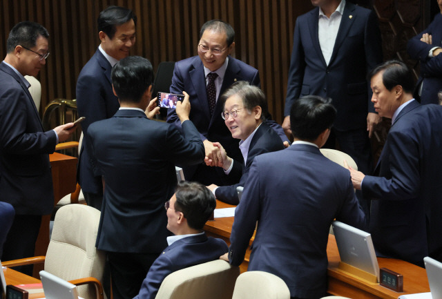 ▲ 더불어민주당 이재명 대표가 6일 국회에서 열린 본회의에서 의원들과 사진을 찍고 있다.연합뉴스