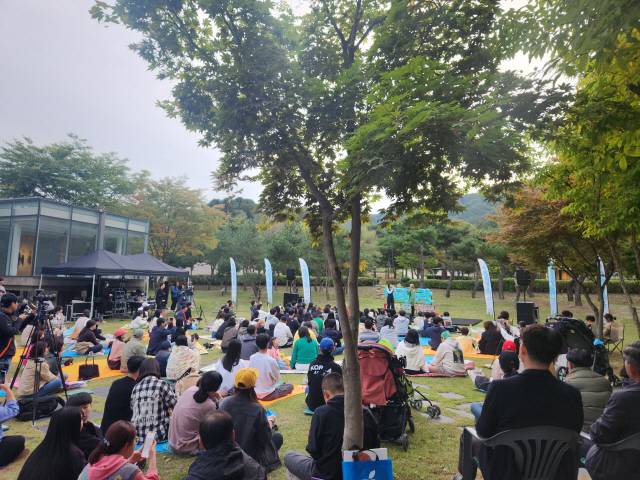 ▲ ‘나랑노랑 강원에서 즐기는 음악여행’이 7일 오후 박수근미술관 잔디밭에서 열려 이보람&김연지(씨야)가 공연했다.