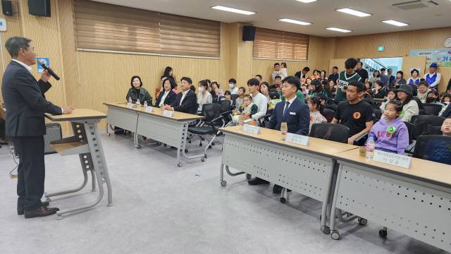 ▲ 양구군민과 학부모를 위한 무료 북콘서트 ‘2023 하트톡 가족 북콘서트’가 7일 오후 양구군 청소년수련관에서 양구지역 아동과 학부모 등이 참석한 가운데 열렸다.