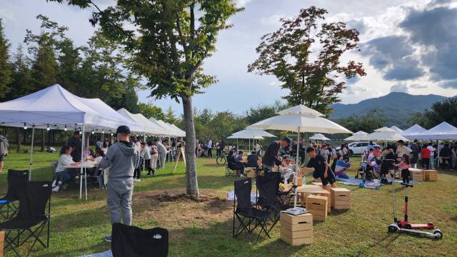 ▲ 한반도섬 플리마켓이 7일 한반도섬 일원에서 가족단위 방문객 등 지역주민들이 참여한 가운데 열렸다.