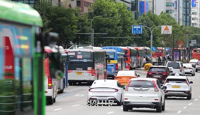 서울 강남구 강남대로에 설치된 중앙버스전용차로에 지난달 21일 수도권 광역 버스와 서울시 버스들이 꼬리에 꼬리를 물고 운행하고 있다. 출퇴근 시간이면 매일 대로를 가득 메우는 ‘버스열차’는 강남 집중의 폐해를 보여준다. 일자리가 몰릴수록 사람이 몰리고, 수요를 충족시키기 위해 광역 교통망까지 강남을 중심으로 연결된다. 그리고 사람은 더욱 몰린다. 이준헌 기자
