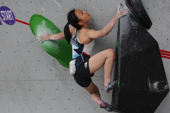 Korea's Seo Chae-hyun hits the wall during the women's bouldering contest during the semifinal round on Friday at the Hangzhou Asian Games. [YONHAP]