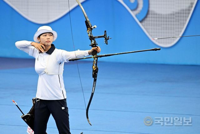 한국 양궁 국가대표 임시현이 7일 중국 항저우 푸양 인후 스포츠센터에서 열린 2022 항저우 아시안게임 양궁 리커브 여자 개인 결승전에서 활을 쏘고 있다. 항저우=이한형 기자