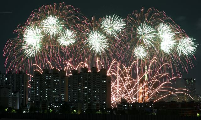 7일 오후 서울 여의도 한강공원 일대에서 열린 '2023 서울세계불꽃축제'에서 중국팀의 화려한 불꽃들이 밤하늘을 수놓고 있다. 올해 축제는 '다채로운 색깔로 내일의 세상을 환하게 비추는 밝은 미래'(Lights of Tomorrow)라는 주제로 열렸다. 뉴시스