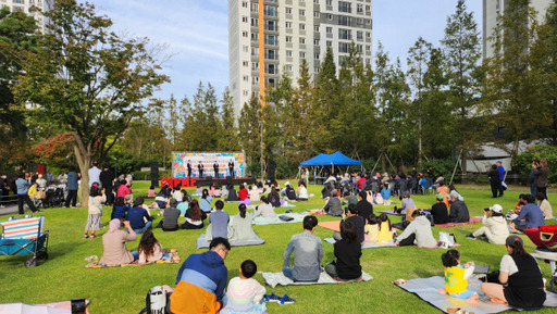 7일 인천 연수구 송도국제도시 송도SK뷰 아파트 잔디광장에서 ‘2023 인천펜타포트 락 페스티벌’의 주민 감사 음악회가 열리고 있다. 이민우기자