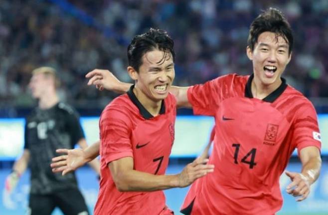 정우영(왼쪽)이 지난 4일 2022 항저우 아시안게임 남자축구 4강전에서 두 번째 골을 넣은 뒤 이한범과 함께 달리며 기뻐하고 있다. 사진=연합뉴스