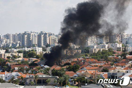 7일(현지시간) 팔레스타인 가자지구에서 이스라엘 쪽으로 로켓이 발사되며 이스라엘 남부 아슈켈론에서 연기가 나고 있다. /사진=뉴스1