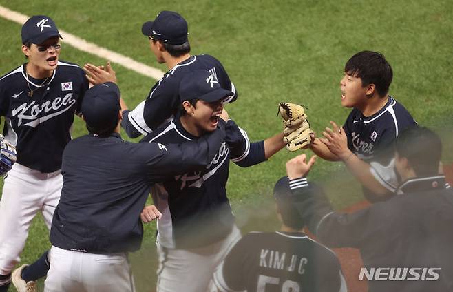 7일 중국 사오싱 야구장 1구장에서 열린 2022 항저우 아시안게임 남자 야구 결승전 한국 대 대만의 경기, 선발투수 문동주가 6회말까지 무실점으로 마무리한 뒤 동료들과 기뻐하고 있다. /사진=뉴시스