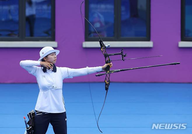 [항저우=뉴시스] 고승민 기자 = 6일 중국 항저우 푸양 인후 스포츠센터에서 열린 2022 항저우 아시안게임 여자 양궁 리커브 단체 결승 한국 대 중국 경기, 한국 임시현이 활을 쏘고 있다. 2023.10.06. kkssmm99@newsis.com