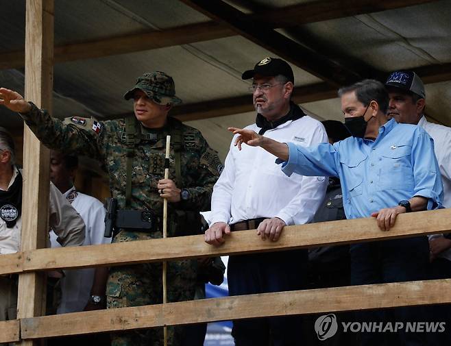 다리앤 갭 인근 살피는 코스타리카·파나마 대통령 (라하스블랑카스[파나마] AFP=연합뉴스) 라우렌티노 코르티소 파나마 대통령(오른쪽)과 로드리고 차베스 코스타리카 대통령이 6일(현지시간) 파나마 라하스블랑카스에서 다리앤 갭 정글 주변을 살피며 이야기를 나누고 있다. 2023.10.7