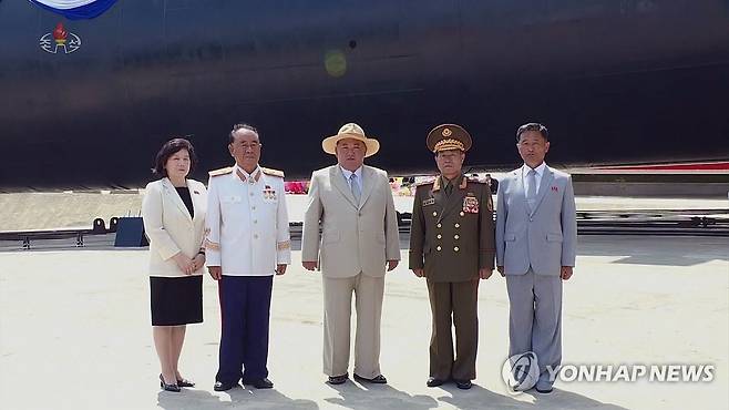 '전술핵공격잠수함' 진수식서 기념촬영하는 북한 김정은 (서울=연합뉴스) 북한이 정권 수립 75주년을 하루 앞둔 8일 수중에서 핵 공격이 가능한 첫 전술핵공격잠수함인 '김군옥영웅함'(제841호)을 건조했다고 조선중앙TV가 8일 보도했다. 사진은 김정은 국무위원장이 기념촬영하는 모습. 좌측부터 최선희 외무상, 리병철 노동당 비서, 김정은 국무위원장, 박정천 당 군정지도부장, 김덕훈 내각총리. [조선중앙TV 화면] 2023.9.8 
    [국내에서만 사용가능. 재배포 금지. For Use Only in the Republic of Korea. No Redistribution] nkphoto@yna.co.kr