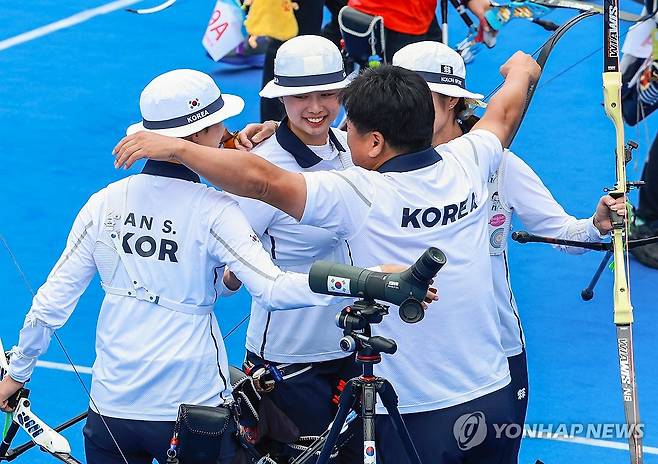 양궁 리커브 여자 단체, 어김없이 금메달 (항저우=연합뉴스) 홍해인기자 = 6일 중국 항저우 푸양 인후 스포츠센터에서 열린 2022 항저우 아시안게임 양궁 리커브 여자 단체전 결승, 중국과의 경기에서 금메달을 획득한 임시현, 최미선, 안산이 양창훈 감독과 기뻐하고 있다. 2023.10.6 hihong@yna.co.kr