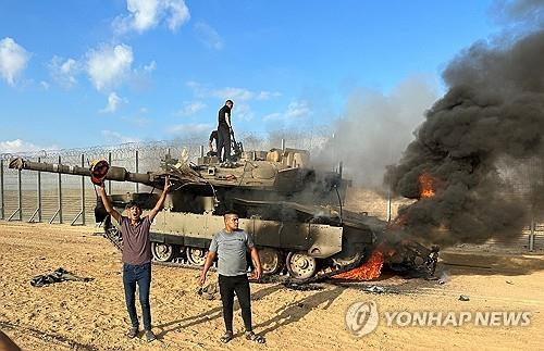 가자지구 접경서 불에 타는 이스라엘군 탱크 [로이터 연합뉴스. 재판매 및 DB 금지]