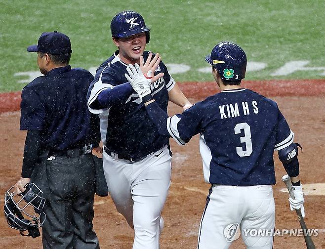 대만 실책 틈타 홈인 (사오싱[중국]=연합뉴스) 신현우 기자 = 7일 중국 저장성 항저우 인근 사오싱 야구·소프트볼 스포츠센터 제1구장에서 열린 2022 항저우 아시안게임 결승, 대만과 대한민국의 경기. 2사 1,2루 김혜성 타석 때 3루 주자 김형준이 폭투를 틈타 홈인한 뒤 김혜성과 기뻐하고 있다. 2023.10.7 nowwego@yna.co.kr