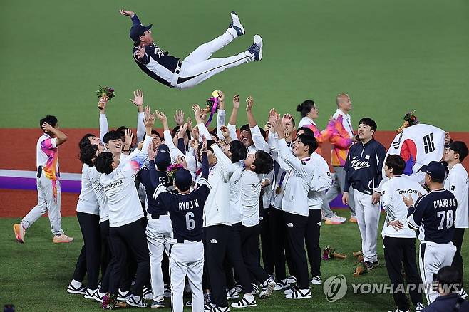 우승의 기쁨 (사오싱[중국]=연합뉴스) 신현우 기자 = 7일 중국 저장성 항저우 인근 사오싱 야구·소프트볼 스포츠센터 제1구장에서 열린 2022 항저우 아시안게임 결승에서 대만을 꺾고 금메달을 딴  대한민국 선수들이 류중일 감독을 헹가래 치고 있다. 2023.10.7 nowwego@yna.co.kr