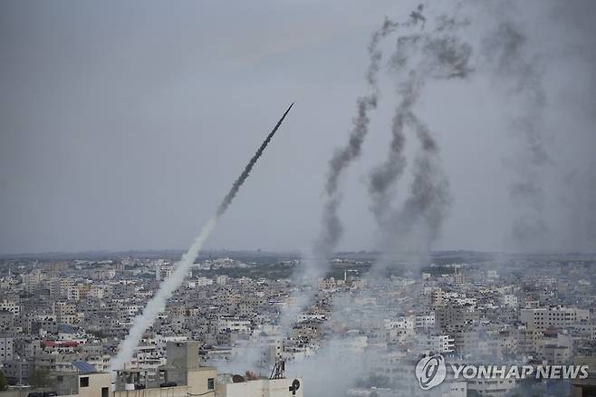 하마스, 이스라엘 향해 로켓 발사  [AP=연합뉴스. 재판매 및 DB 금지]