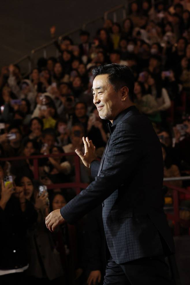 환호 받는 류승룡 (부산=연합뉴스) 강민지 기자 = 배우 류승룡이 8일 오후 부산 해운대구 영화의전당 야외극장에서 열린 ‘2023 아시아콘텐츠어워즈 & 글로벌OTT어워즈’ 포토월 행사에 참석하고 있다.