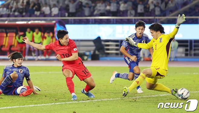 7일 오후 중국 항저우 황룽 스포츠센터 스타디움에서 열린 2022 항저우 아시안게임 남자 축구 대한민국과 일본의 결승전에서 대한민국 조영욱이 역전골을 터뜨리고 있다. 2023.10.7/뉴스1 ⓒ News1 민경석 기자