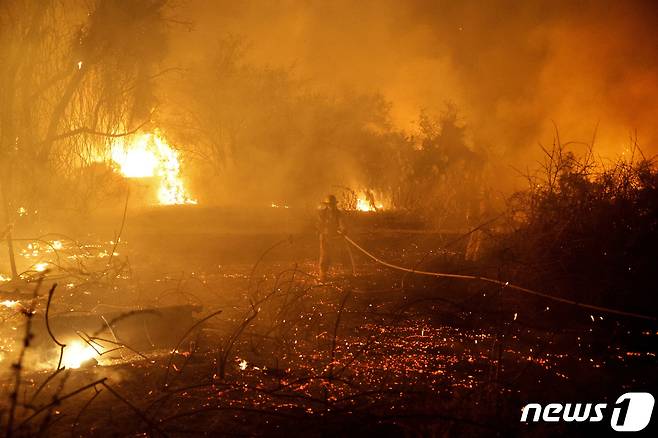 하마스 공격으로 불타고 있는 이스라엘. 소방대원이 화재를 진압하고 있다. ⓒ 로이터=뉴스1 ⓒ News1 박형기 기자