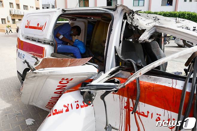 이스라엘의 보복 공격으로 파손된 가자 지구의 119 차량. ⓒ 로이터=뉴스1 ⓒ News1 박형기 기자