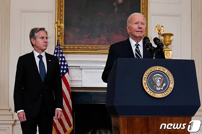 조 바이든 미국 대통령이 기자회견을 하고 있다. 토니 블링컨 국무장관이 배석했다. ⓒ 로이터=뉴스1 ⓒ News1 박형기 기자