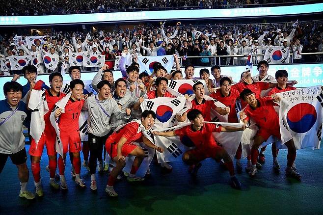 2022 항저우 아시안게임 승리를 자축하는 한국 남자축구 대표팀
