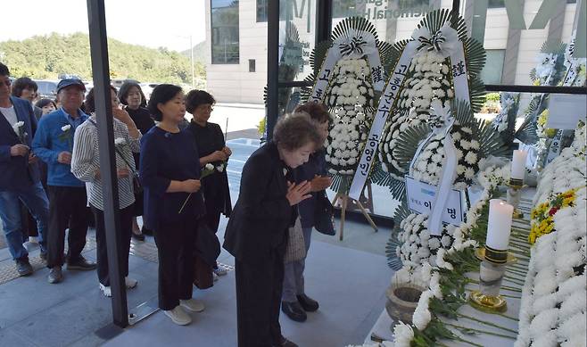 추모객들이 5일 전남 고흥군 도양읍 마리안느와 마가렛 기념관에서 애도를 표하고 있다. /뉴스1