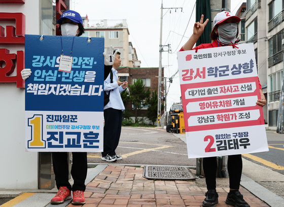 (직접 관련없는 자료사진) 국민의힘 김태우 강서구청장 후보와 더불어민주당 진교훈 강서구청장 후보 선거운동원들이 8일 오전 서울 강서구 한 교회 앞에서 지지를 호소하고 있다. 2023.10.8 뉴스1