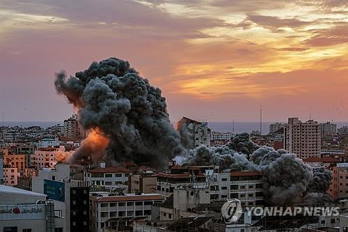 7일(현지시간) 이스라엘의 보복 폭격으로 연기가 치솟는 팔레스타인 가자지구.  [가지지구 EPA=연합뉴스]