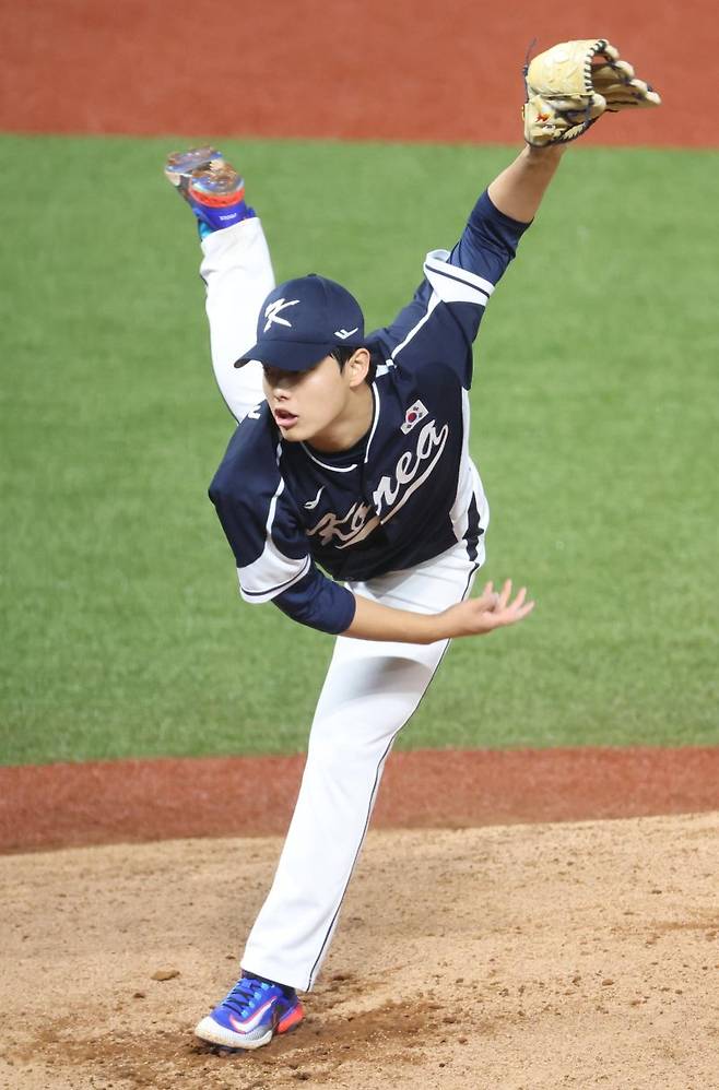 [사오싱=뉴시스] 대한민국에도 160km 이상을 던질 수 있는 선발 투수가 있다. 그의 이름은 문동주다.