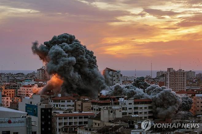 지난 7일(현지시간) 팔라스타인 가자지구가 폭격으로 인해 화염에 휩싸였다. 팔라스타인 무장 정파 하마스의 공격을 받은 이스라엘이 가자지구에 반격을 가한 모습. EPA연합뉴스