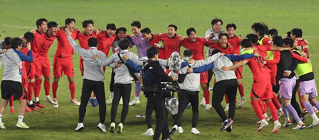 황선홍 감독과 선수들이 7일 열린 2022 항저우아시안게임 축구 결승전에서 일본을 꺾고 우승한 뒤 기뻐하고 있다. 항저우/윤운식 선임기자 yws@hani.co.kr