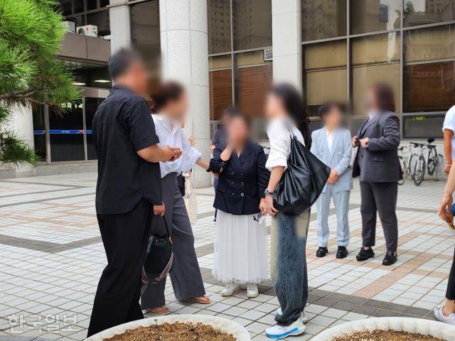 '바리캉 폭행' 사건 피해자 가족과 '부산 돌려차기 강간살인미수' 사건 피해자가 지난달 19일 인천지법에서 열린 인천 스토킹 살인 사건 첫 공판 참석 후 유족을 위로하고 있다. 원다라 기자
