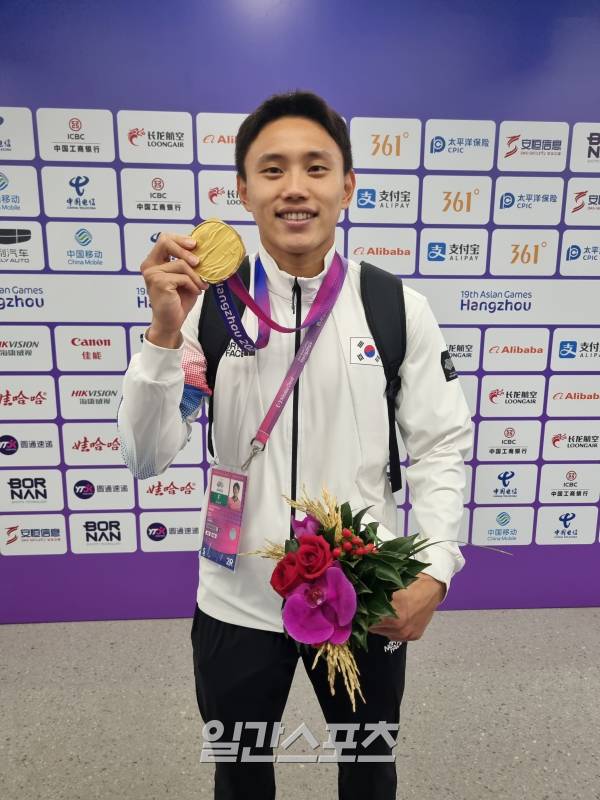 항저우 아시안게임 남자축구 금메달을 수상한 조영욱이 7일 결승전이 끝난 후 취재진에게 메달을 들어보이고 있다. 항저우(중국)=차승윤 기자 chasy99@edaily.co.kr