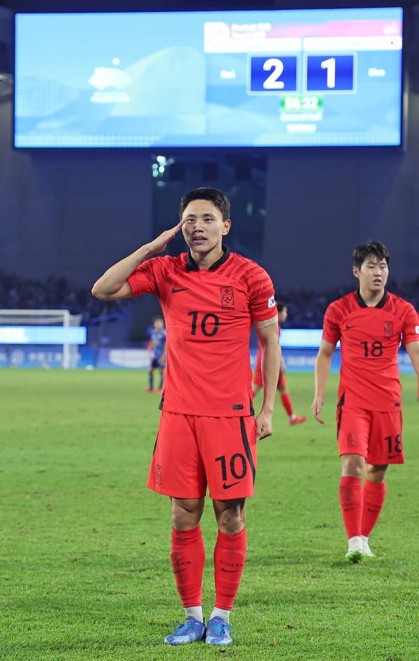 <yonhap photo-0772="">7일 중국 항저우 황룽 스포츠센터 스타디움에서 열린 2022 항저우 아시안게임 남자 축구 결승전 한국과 일본의 경기. 조영욱이 역전골을 넣은 뒤 세리머니를 하고 있다. 사진=연합뉴스</yonhap>