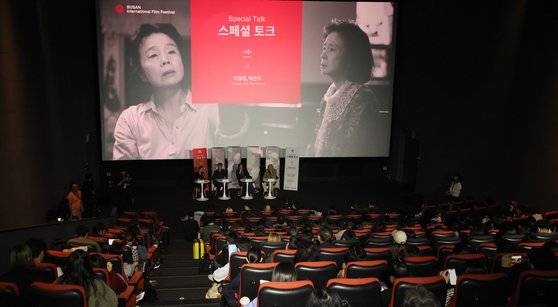 지난 5일 부산 해운대구 CGV센텀시티에서 열린 영화 '시' 스페셜 토크. 송봉근 기자