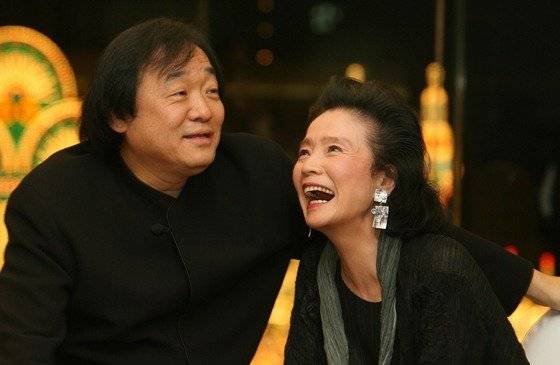 영화만큼이나 음악을 사랑했던 배우 윤정희와 음악만큼 영화를 아꼈던 피아니스트 백건우. 중앙포토