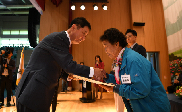 ▲ ‘제27회 노인의 날 기념행사’가 지난 6일 화천체육관에서 최문순 군수, 이화원 군노인회장, 노이업 군의장과 군의원, 박대현 도의원을 비롯해 지역 기관사회단체장, 노인회원 등 2000여 명이 참석한 가운데 열렸다.