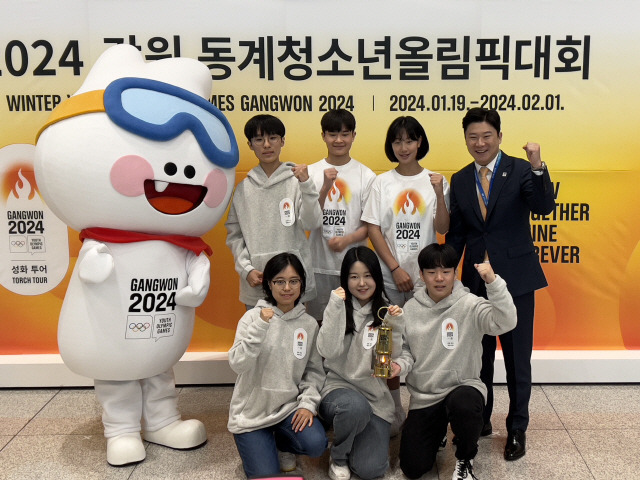 ▲ 8일 인천공항 제2여객터미널에서 진행된 ‘2024 강원 동계청소년올림픽’ 성화 입국 행사에서 진종오 조직위원장을 비롯한 청소년들이 기념촬영을 하고 있다. 이세훈