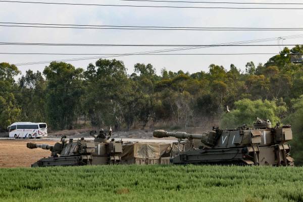 이스라엘군이 8일 가자지구 국경지역에 탱크를 배치하고 있다. AFP 연합뉴스