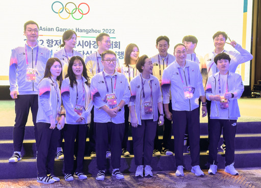 8일 중국 항저우의 그랜드 뉴 센추리 호텔에 마련된 대한체육회 스포츠외교라운지에서 열린 2022 항저우 아시안게임 한국 선수단 해단식에서 장재근 진천선수촌장 등 체육회 관계자들이 기념 촬영하고 있다. 연합뉴스