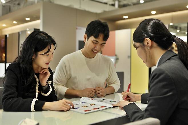 롯데백화점 본점 가전 매장에서 예비 신혼부부 모델이 가전제품 상담을 받고 있다. 롯데백화점은 6~15일 모든 지점에서 웨딩페어를 진행한다. 롯데백화점