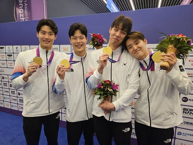 항저우 아시안게임 수영에서 사상 첫 계영 800m 금메달을 합작한 한국 수영 국가대표 선수들이 한자리에 모였다. 황선우, 이호준, 양재훈, 김우민(왼쪽부터)이 금메달을 들고 환하게 웃고 있다. [김지한 기자]