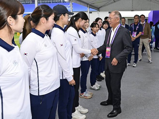 6일 항저우 양궁경기장에서 경기를 마친 양궁 대표선수들과 일일이 악수를 나누며 격려하고 있는 정의선 회장. /사진=대한양궁협회 제공