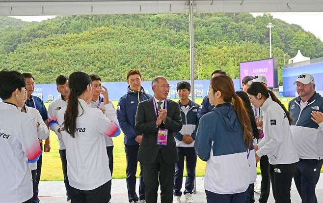 7일 항저우 양궁경기장에서 모든 양궁 경기가 끝난 뒤 이번 항저우 대회를 위해 최선을 다한 양궁 대표선수들을 격려하고 있는 정의선 회장. /사진=대한양궁협회 제공