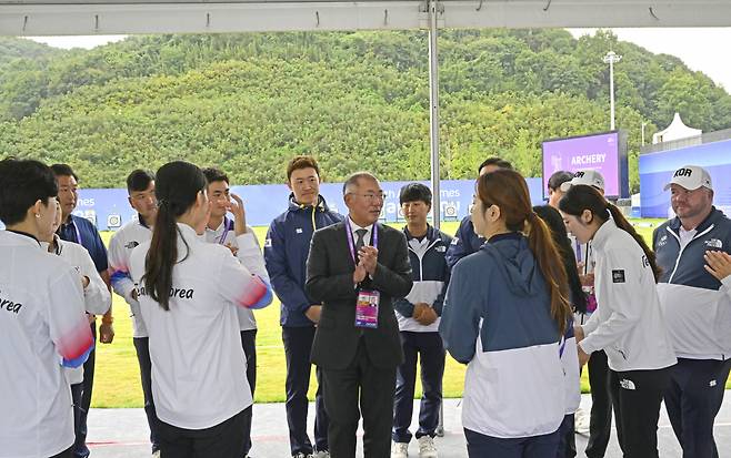 정의선(가운데) 현대차그룹 회장이 7일 항저우 양궁경기장에서 모든 양궁 경기가 끝난 이후 양궁 대표선수들을 격려하는 모습. [대한양궁협회 제공]