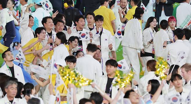 8일 오후 중국 항저우 올림픽 스포츠센터 스타디움에서 열린 2022 항저우 아시안게임 폐회식에서 한국 선수들이 입장해 기념촬영을 하고 있다. 연합뉴스